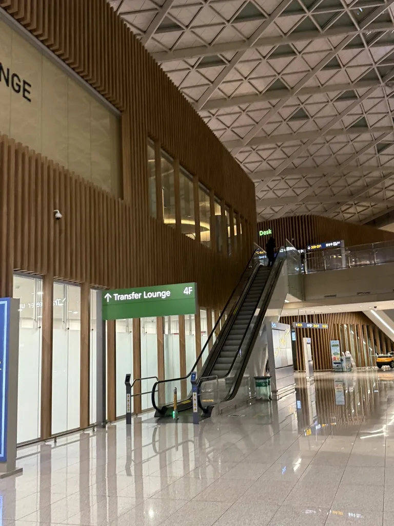 인천국제공항 제2터미널 Transfer Lounge 4F 안내 표지판