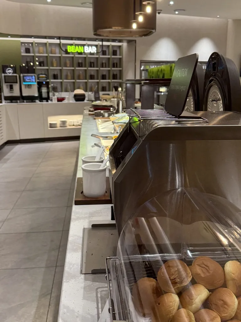 스카이허브 라운지 Bean Bar와 뷔페 음식 카운터