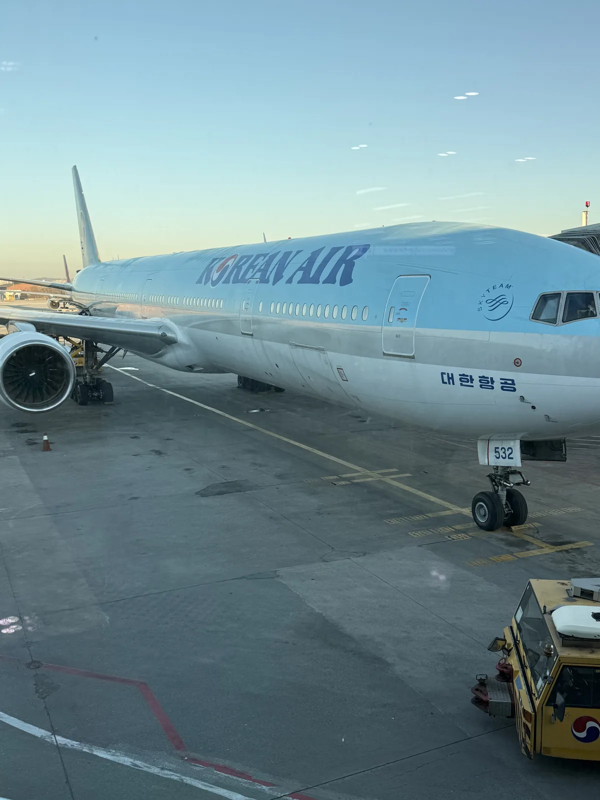 김포공항 게이트에 도착한 대한항공 B777-300