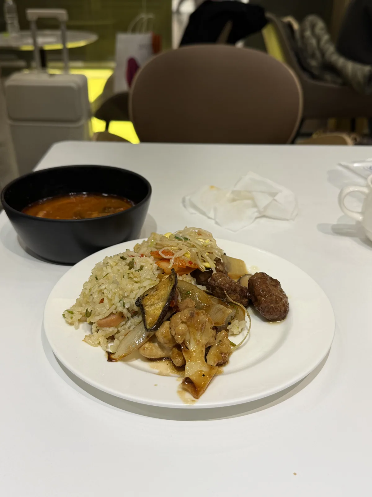 스카이허브 라운지 한식 메뉴 육개장 포함