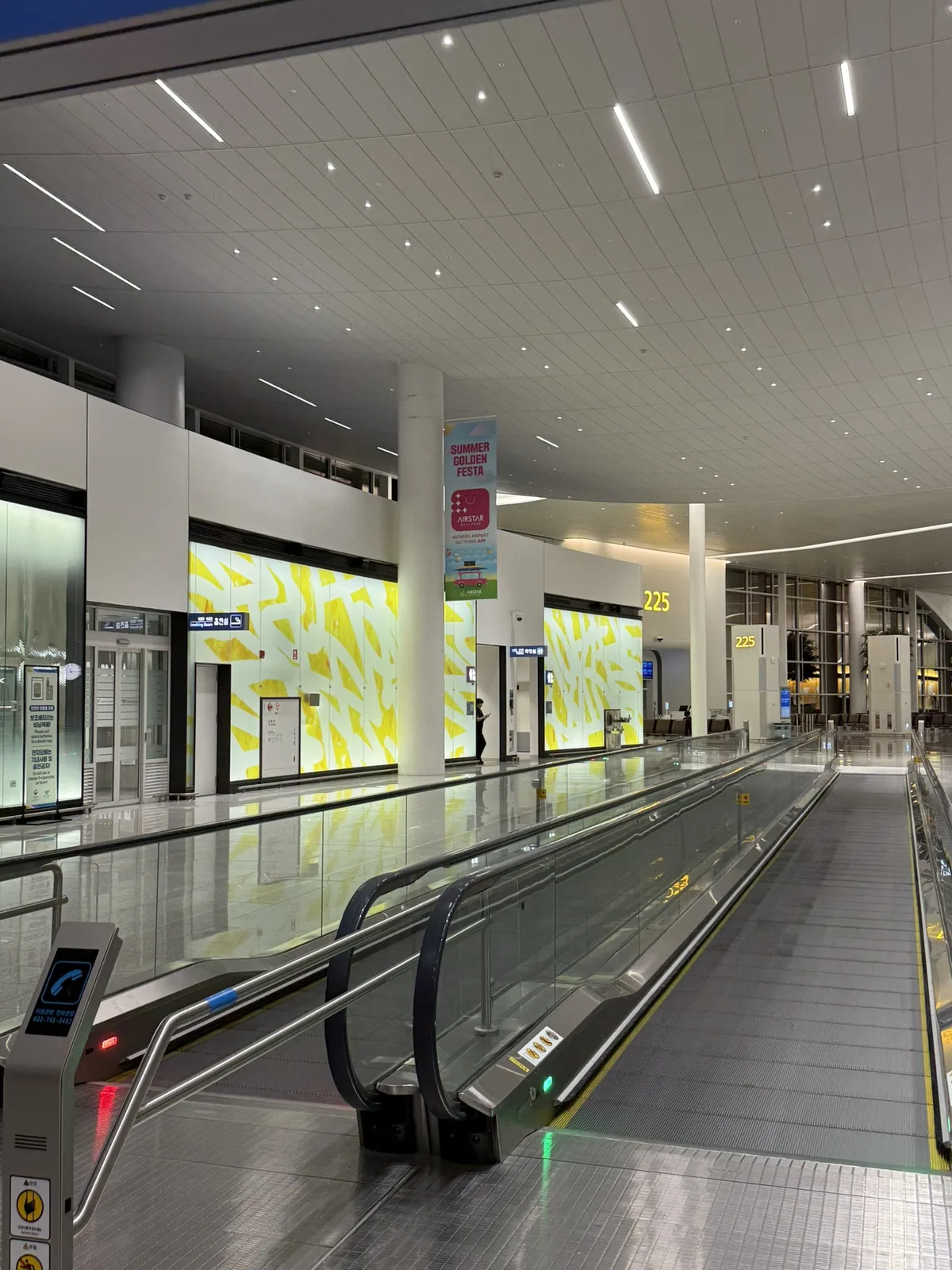 인천국제공항 제2터미널 225번 게이트 구역 심야 이동통로