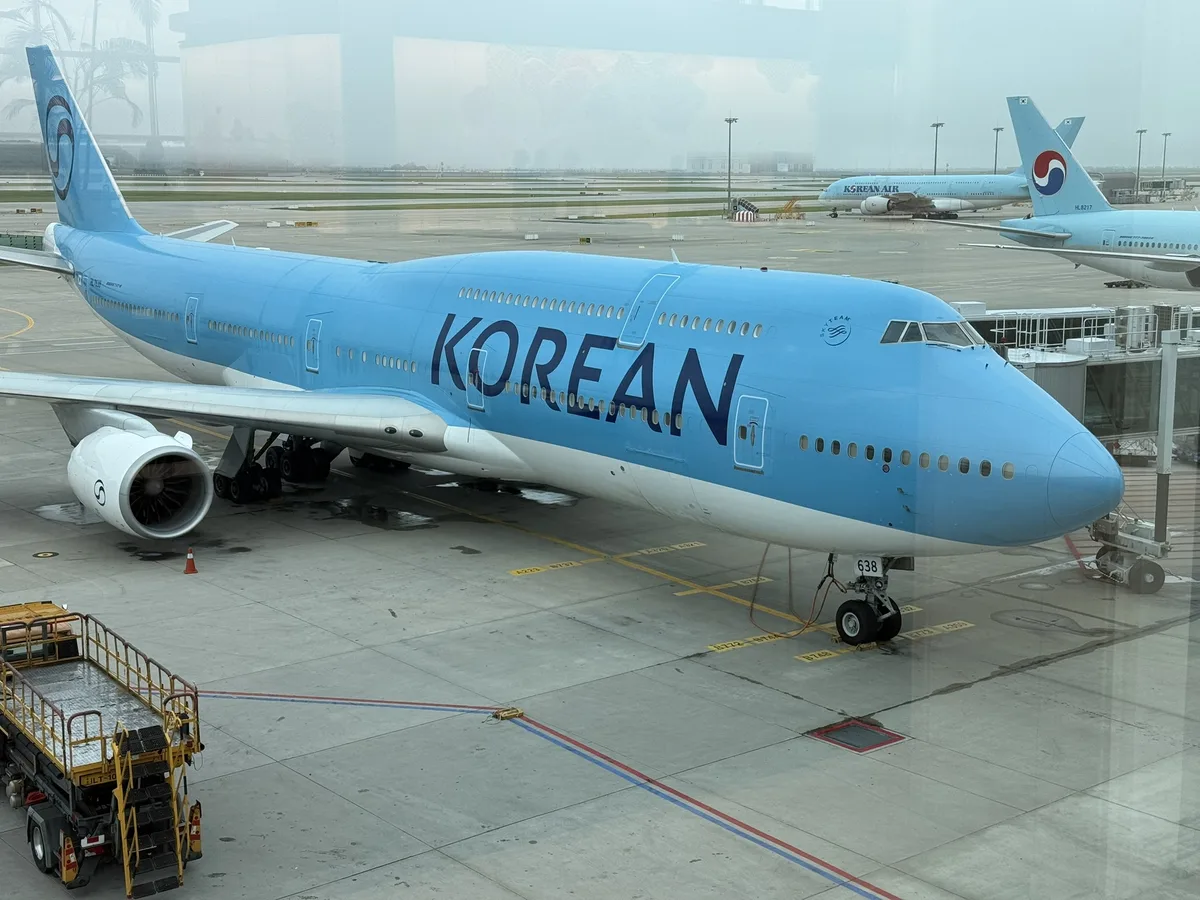 인천국제공항 제2터미널 창밖으로 주기된 대한항공 B747