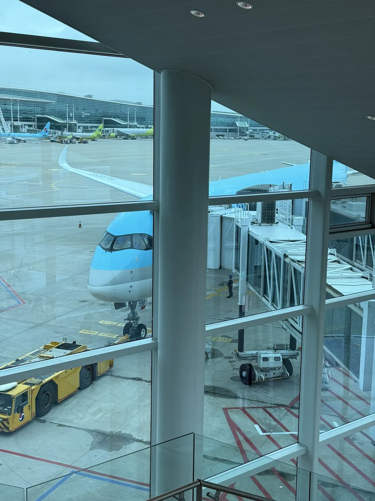 인천국제공항 게이트에서 KE787편 대한항공 A350 푸시백 준비