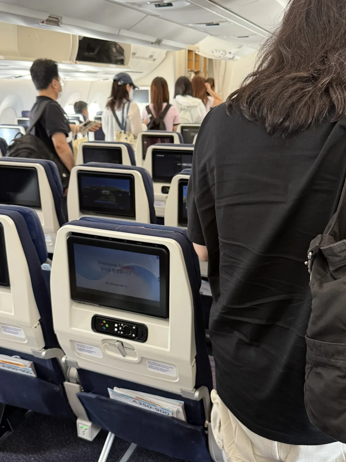 대한항공 KE787 A350-900 기내 탑승 장면 웰컴어보드 화면