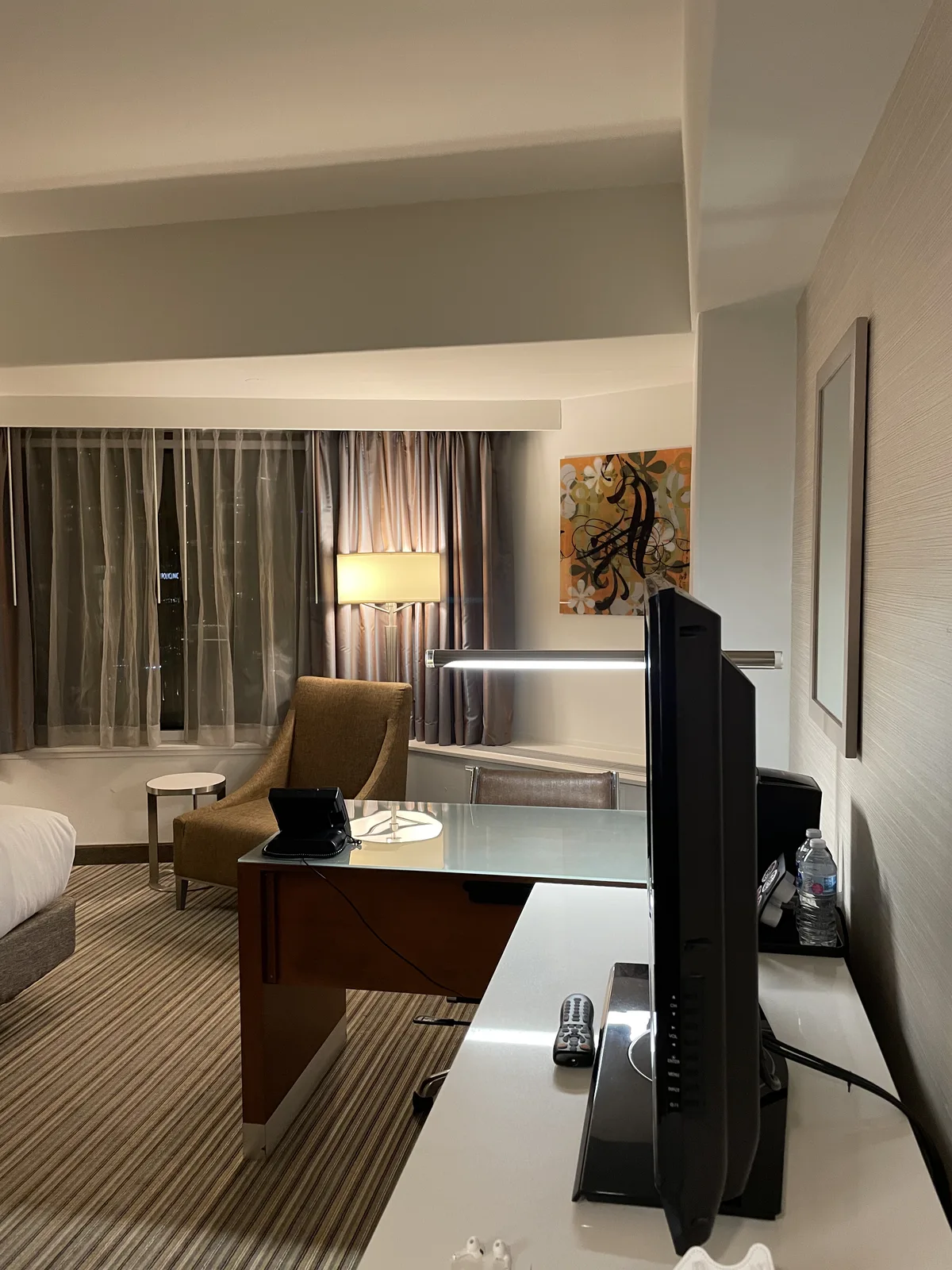 크라운 플라자 시애틀 킹룸 책상과 창가 의자