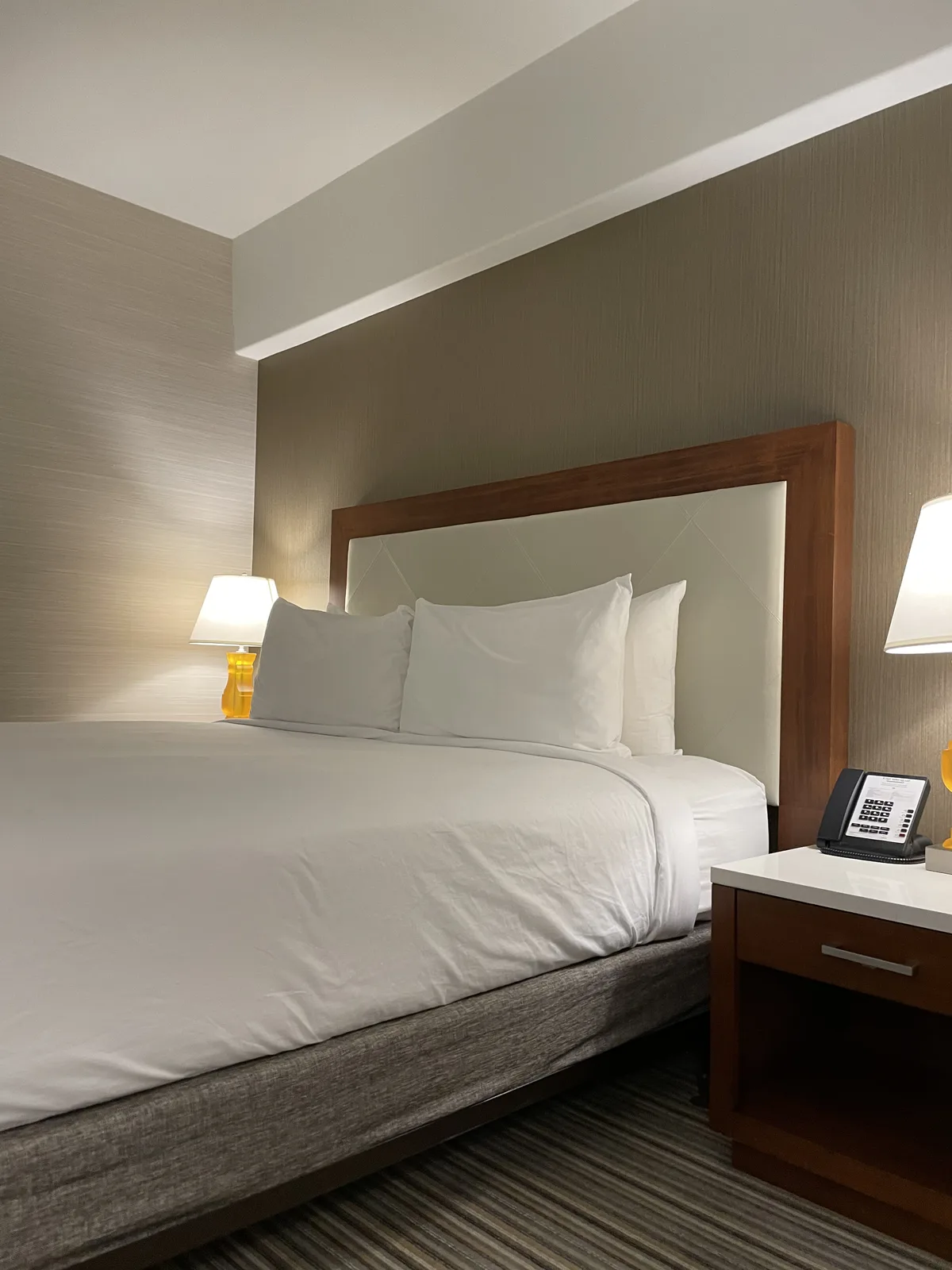 크라운 플라자 시애틀 침대 헤드보드 클로즈업