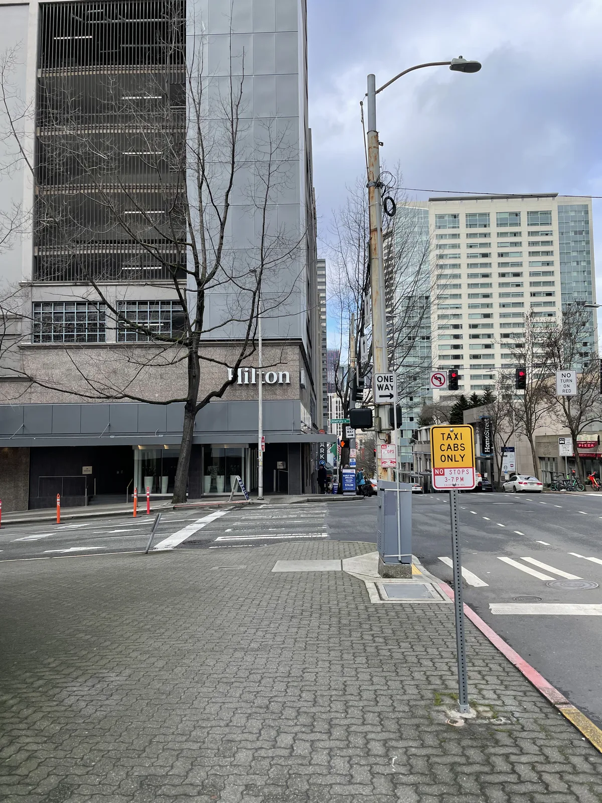 건너편에서 바라본 힐튼 시애틀 건물