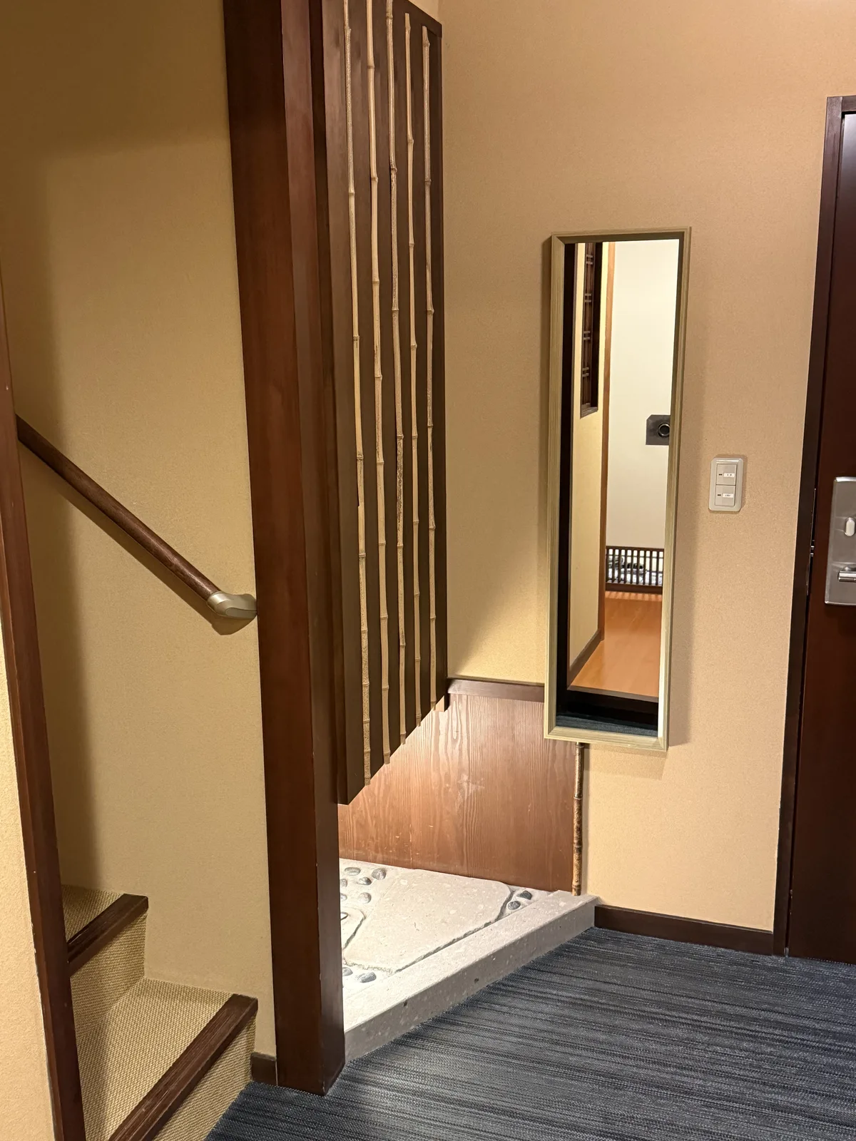 고라쿠엔 료칸 객실 내 계단과 2층 공간