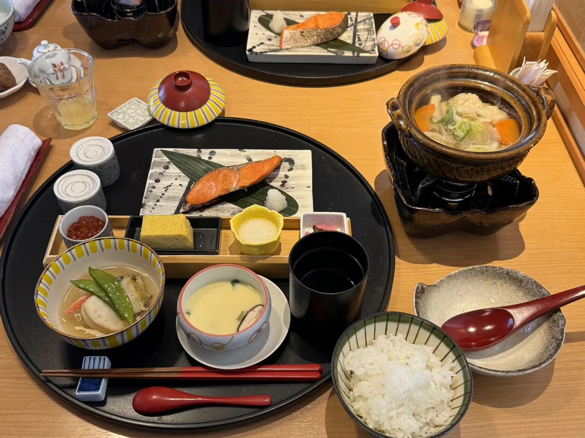 고라쿠엔 료칸 조식 메인 반찬과 밥상