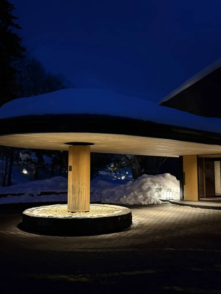 눈 덮인 쿠리야 스이잔 료칸 외관 야경