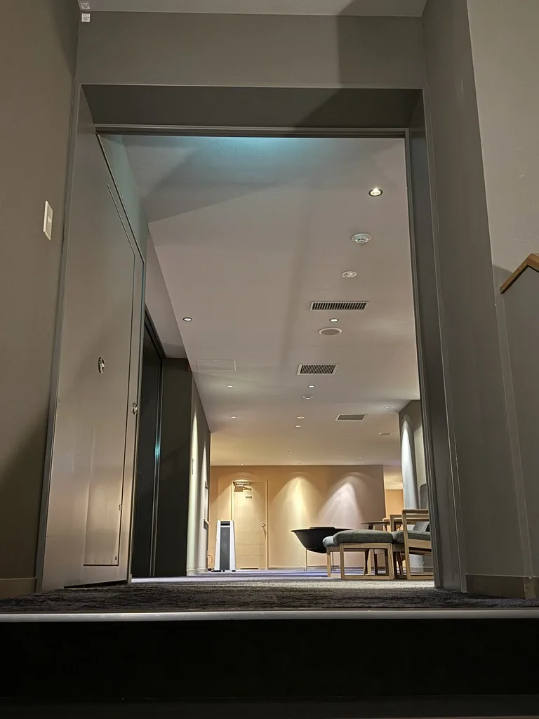 쿠리야 스이잔 2층 라운지로 올라가는 계단 입구