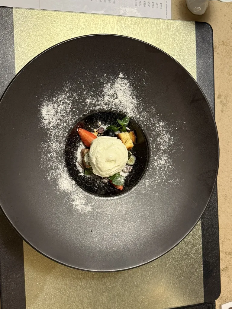 쿠리야 스이잔 석식 디저트 아이스크림과 과일