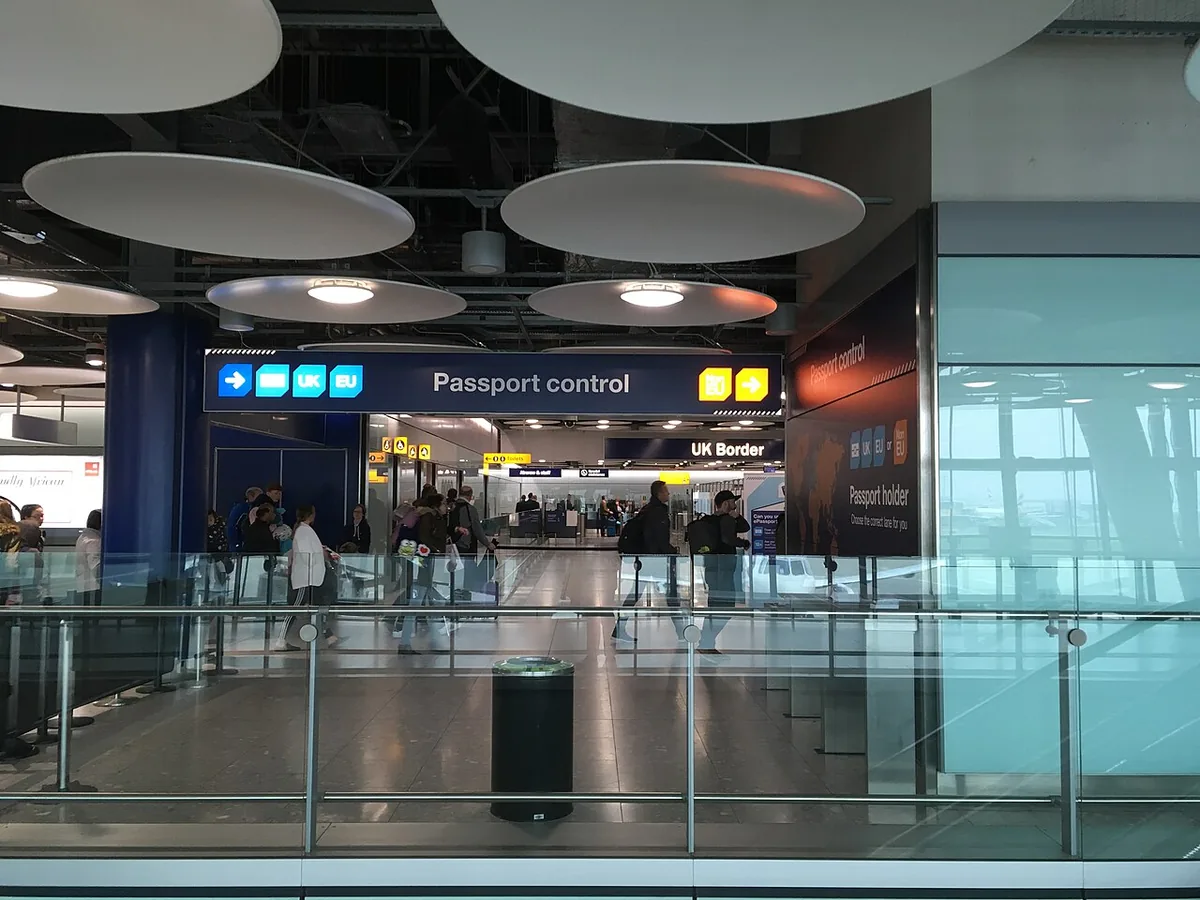 영국 공항 도착 구역의 Passport control, UK Border 안내판