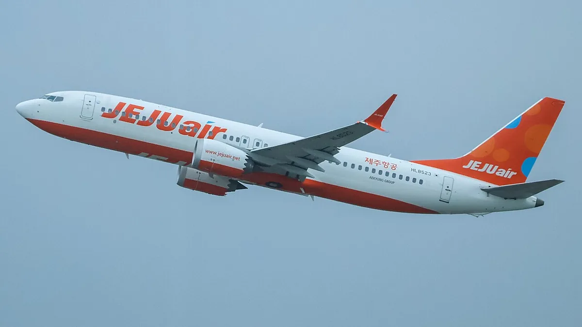 인천공항에서 이륙하는 제주항공 보잉 737 MAX 8