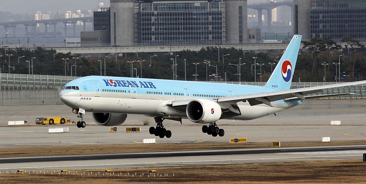 인천공항의 대한항공 777-300ER, 2012년.