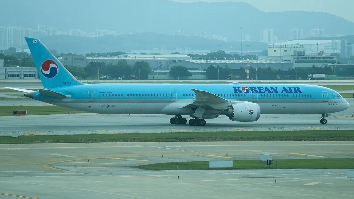 인천공항 활주로의 대한항공 보잉 787-10