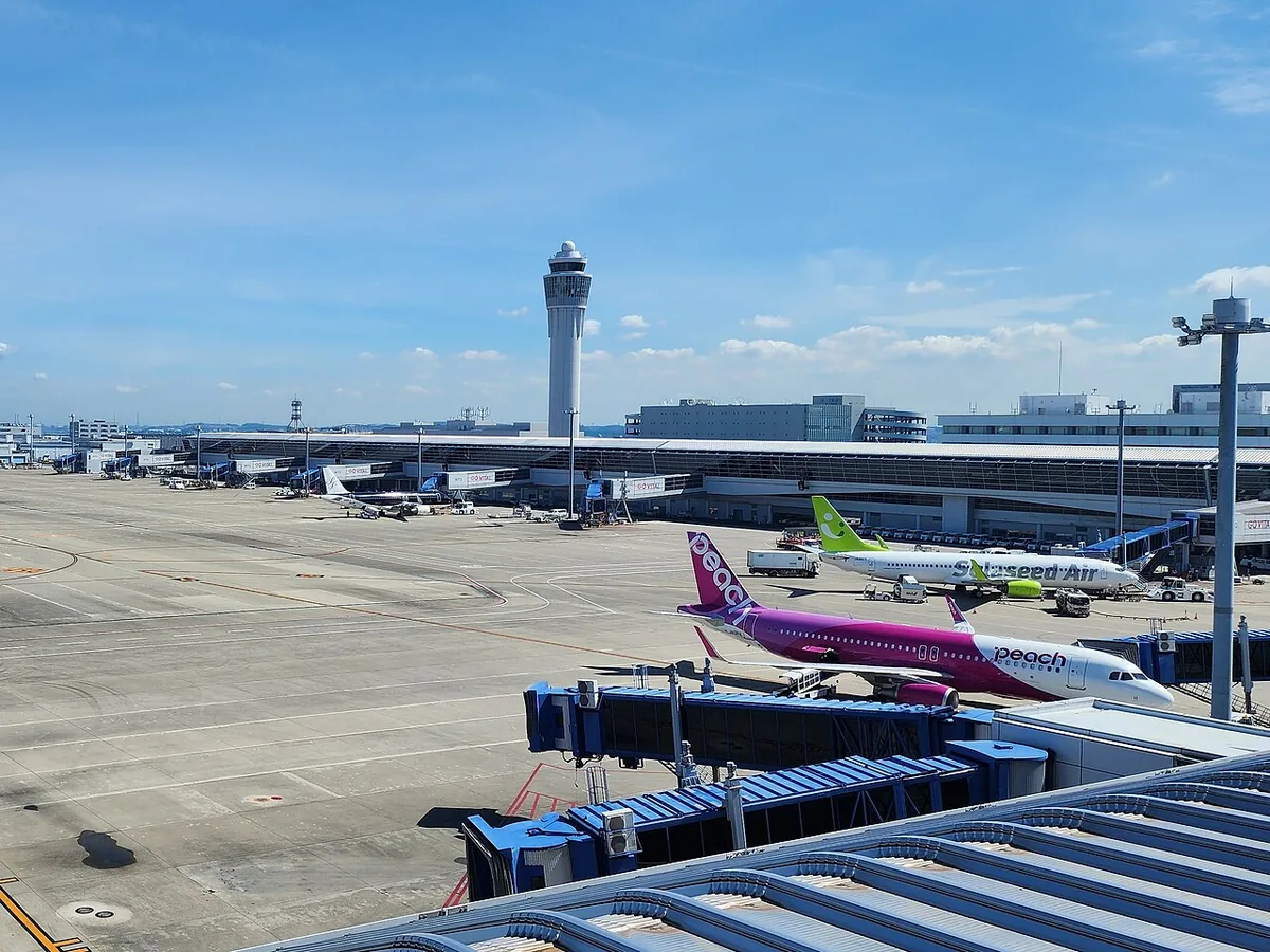 주부국제공항 관제탑과 계류장